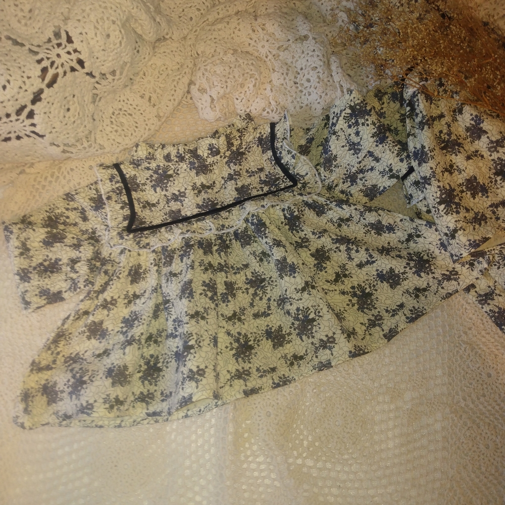 Floral Patterned Top - Picture 2 of 8